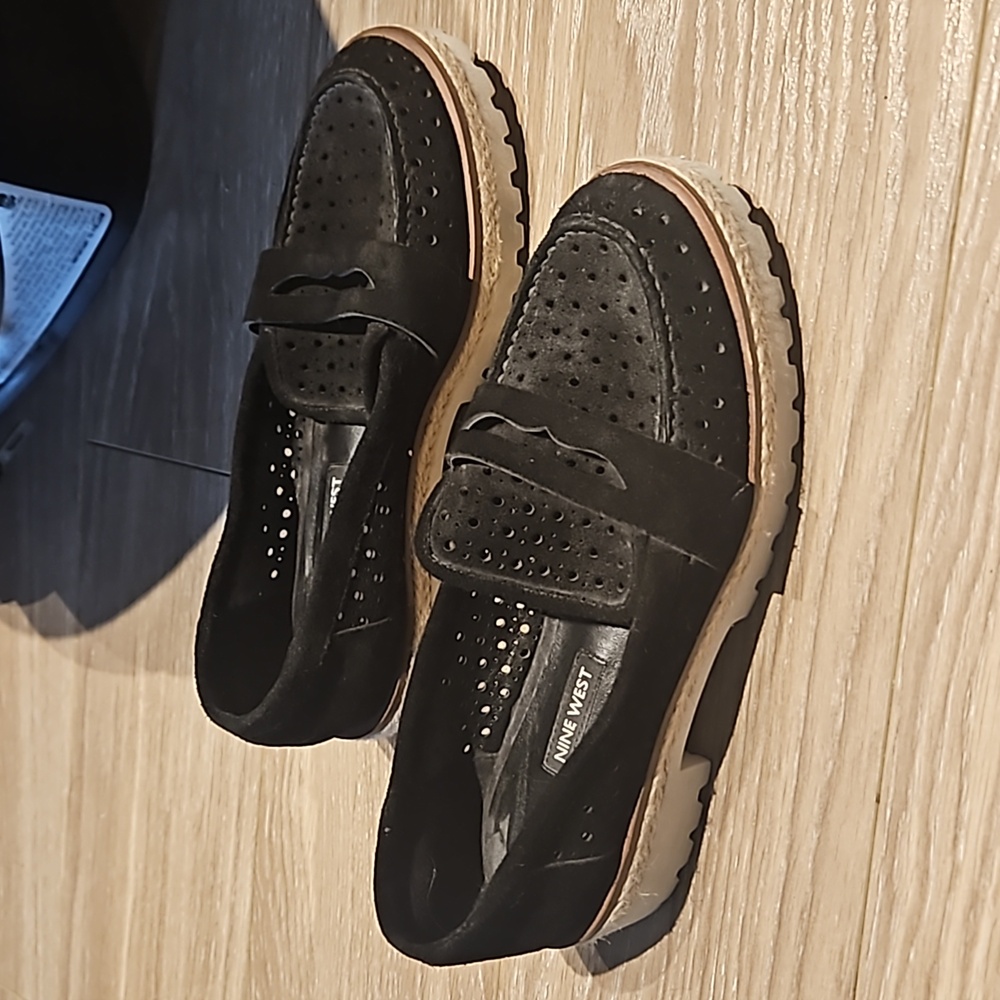 Nine west black perforated loafer Excellent condition. Size 7.5